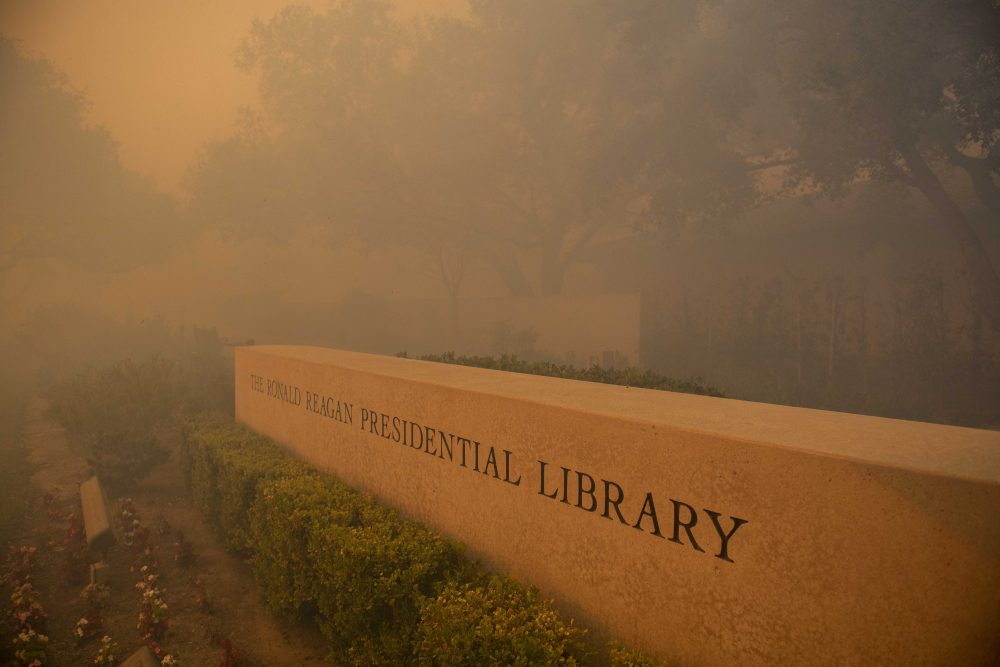 CORRECTION_APTOPIX_California_Wildfires_Blackout_25361