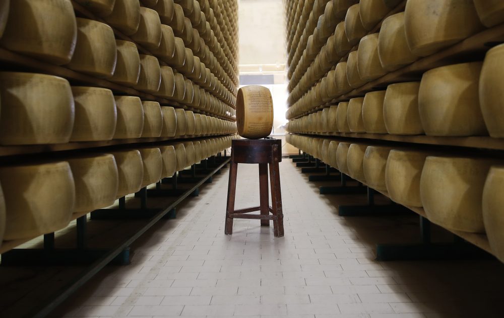 Italy_Parmesan_Cheese_48497