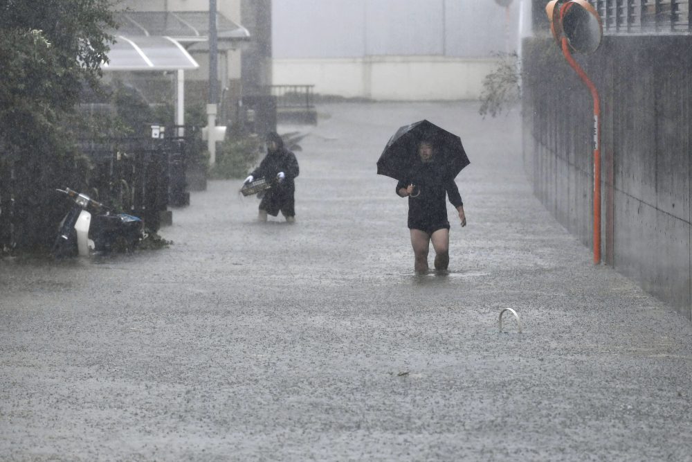 Japan_Asia_Typhoon_23381