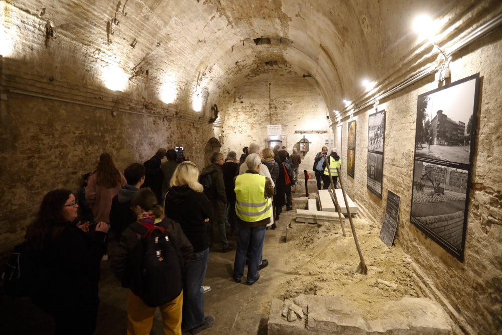 Germany_Berlin_Wall_Escape_Tunnel_70407