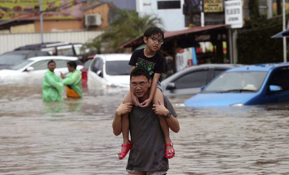 APTOPIX_Indonesia_Floods_71916