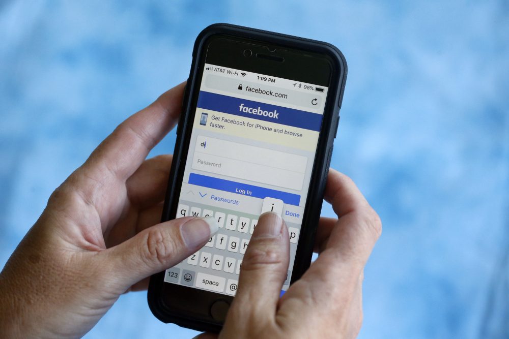 Virus_Outbreak-Facebook-Blocked_News_48382