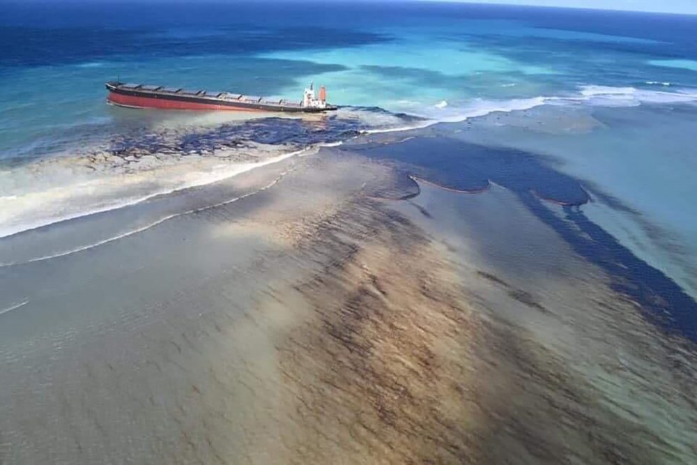 Mauritius_Leaking_Ship_27730