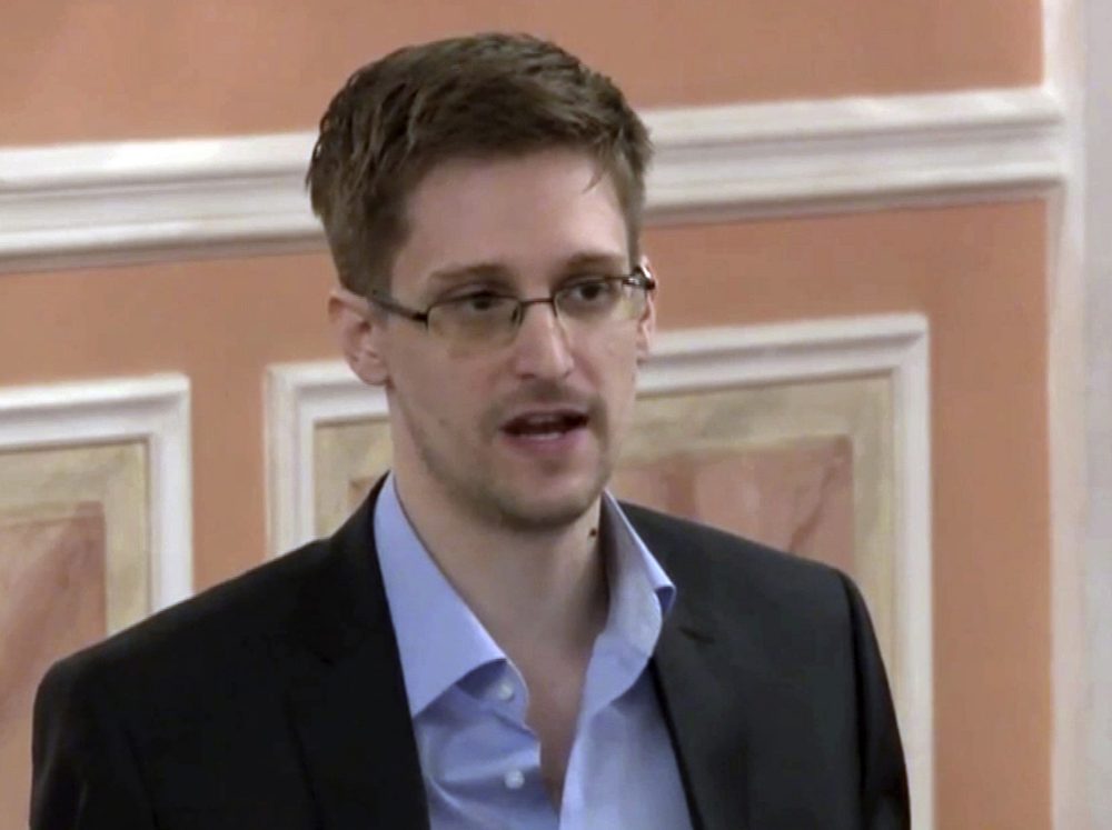 Trump_Snowden_01334