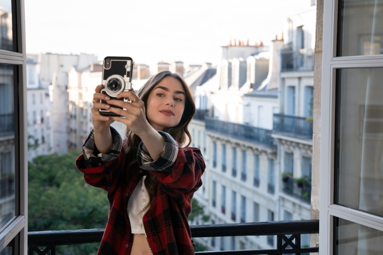 EMILY IN PARIS (L to R) LILY COLLINS as EMILY in episode 101 of EMILY IN PARIS Cr. STEPHANIE BRANCHU/NETFLIX © 2020