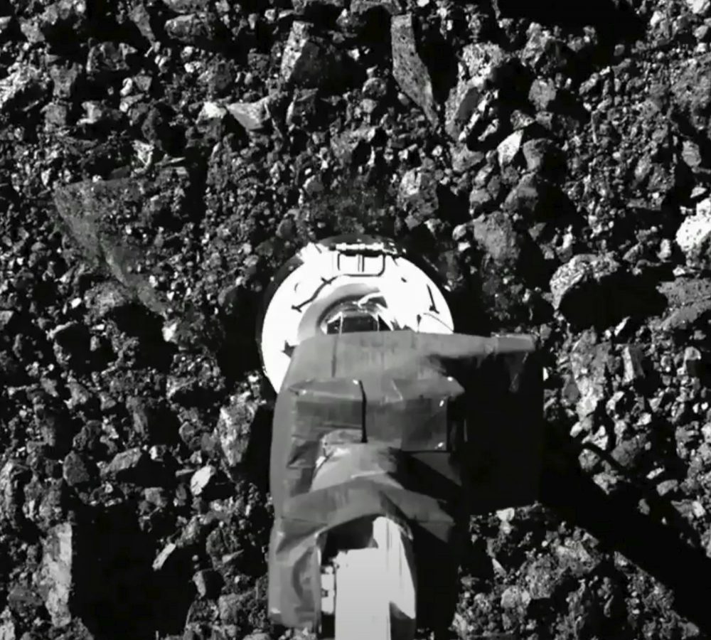 APTOPIX_Asteroid_Grab_08361