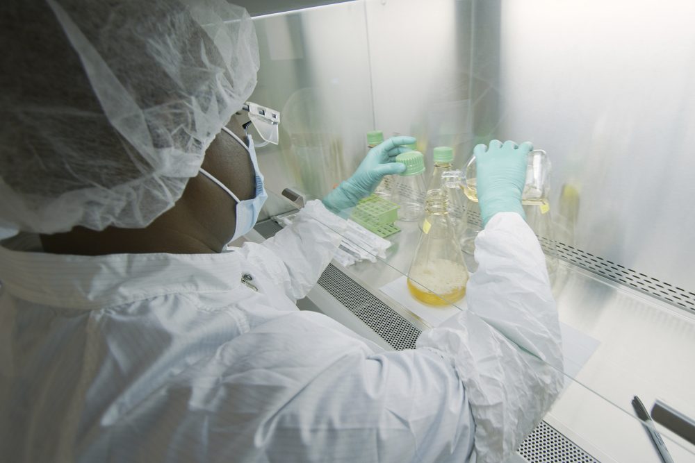 Virus_Outbreak_Antibody_Drug_17384