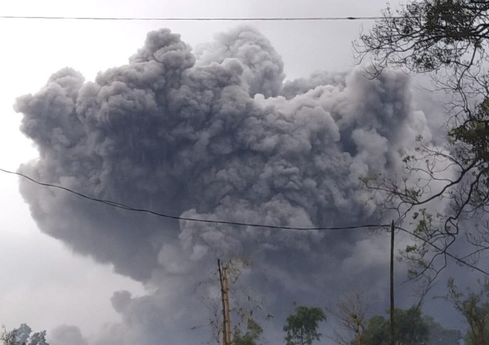 Indonesia_Volcano_96047