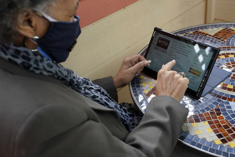 Virus_Outbreak_Senior_Online_Shoppers_01212