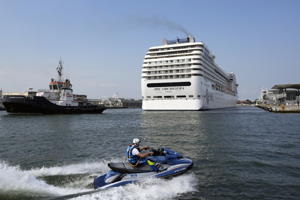 Italy_Venice_Cruise_Ships_86855