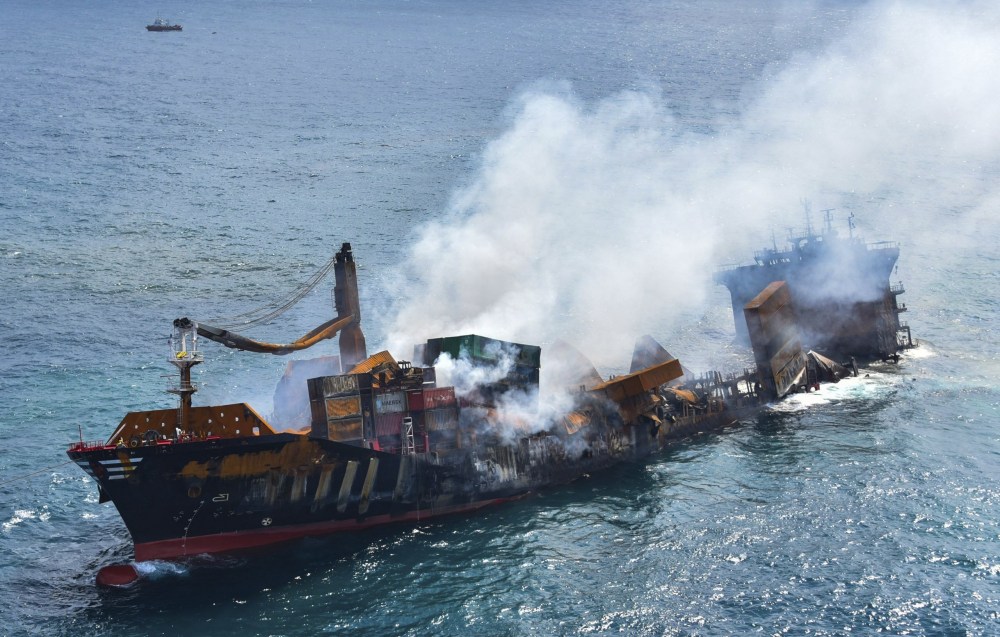 Sri_Lanka_Ship_Fire_77073