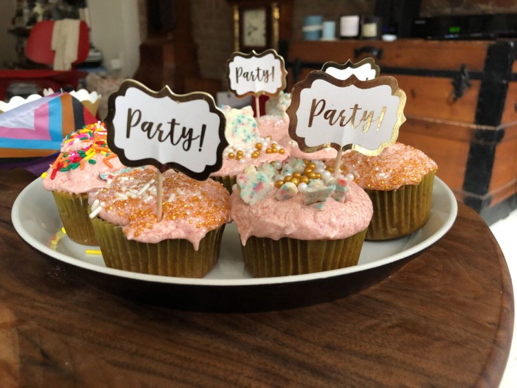 Sparkling rosé cupcakes are ready to be served. MUST CREDIT: Bloomberg photo by Kate Krader.