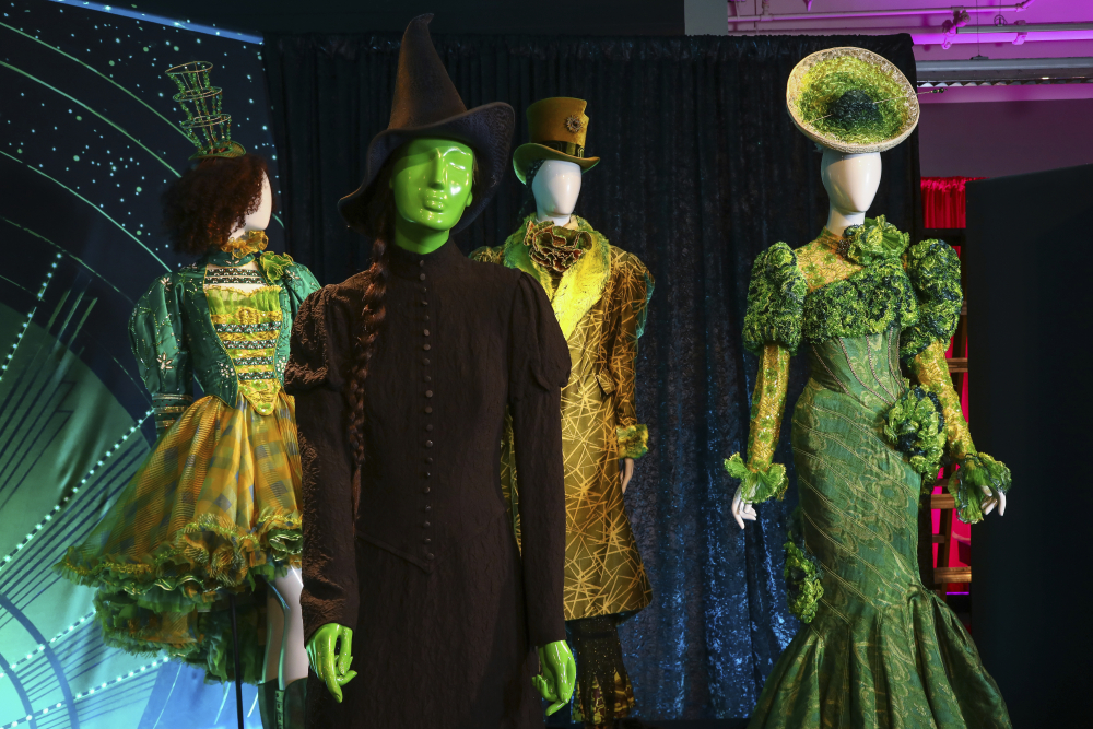Showstoppers! Spectacular Costumes from Stage and Screen