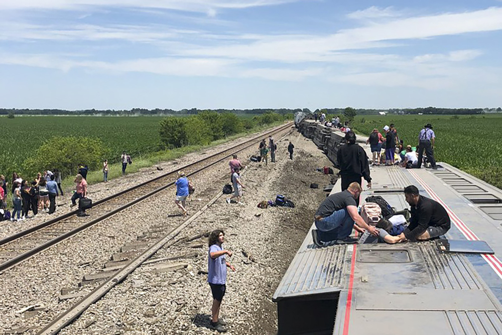 APTOPIX Amtrak Derailment Missouri